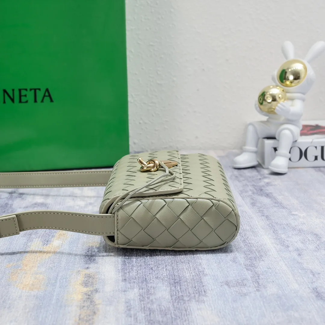 Batch 1420 Bottega Veneta's new style 🆕 mini andiamo bag is so pretty. The dark brown color is very versatile. It is high-end and casual and sexy. Andiamo is not only a commuter bag 🥰 It can be worn crossbody and carried by hand, and it is no problem to match it with evening wear. It can be matched with clothes casually, showing high-end elegance. Style number: 5545 Size: 21.5*13*4.5cm